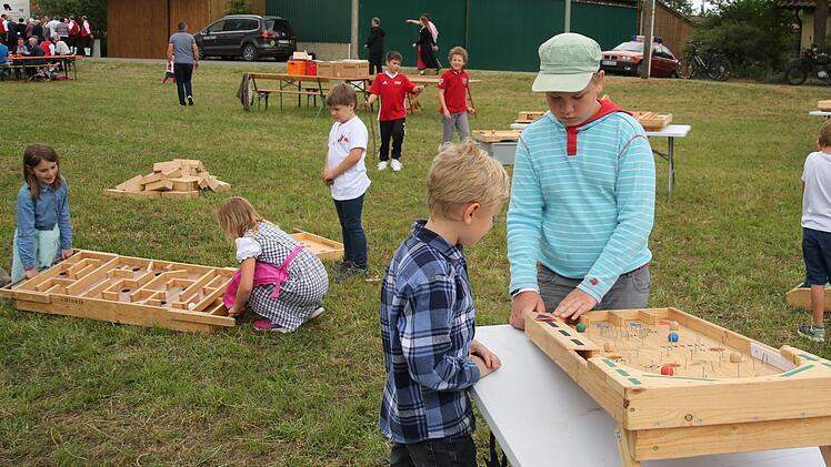 Eine große Auswahl an diversen Holzspielstationen fand die Jugend in Bischwind vor. Hier versuchen sich Johan und Ella Jahn (links) sowie Fabian Grell. Foto: Bettina Knauth