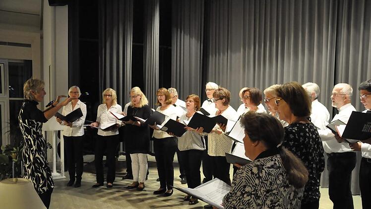 "Die Bockleter Singfoniker" präsentierten glänzend allerlei Kuriositäten und Schlager aus der Chormusik. Foto: Peter Klopf