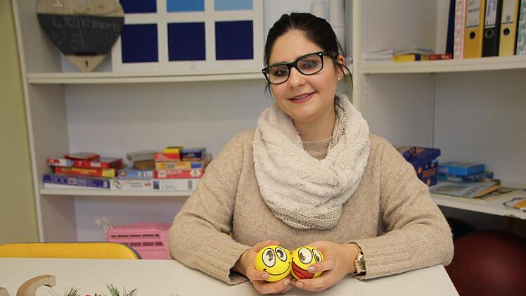 Sie tanzt, spielt Fußball und ist ganz nah an den Kindern dran: Lindita Memedi, Jugendsozialarbeiterin an der Grundschule Wildflecken. Foto: Julia Raab