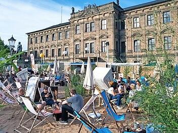 Seit gestern herrscht hier wieder Sommerflair: In der Strandlandschaft in der Erlanger Innenstadt l&auml;sst es sich gut entspannen. Archivfoto: privat