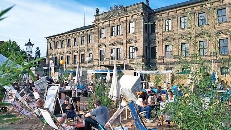 Seit gestern herrscht hier wieder Sommerflair: In der Strandlandschaft in der Erlanger Innenstadt l&auml;sst es sich gut entspannen. Archivfoto: privat