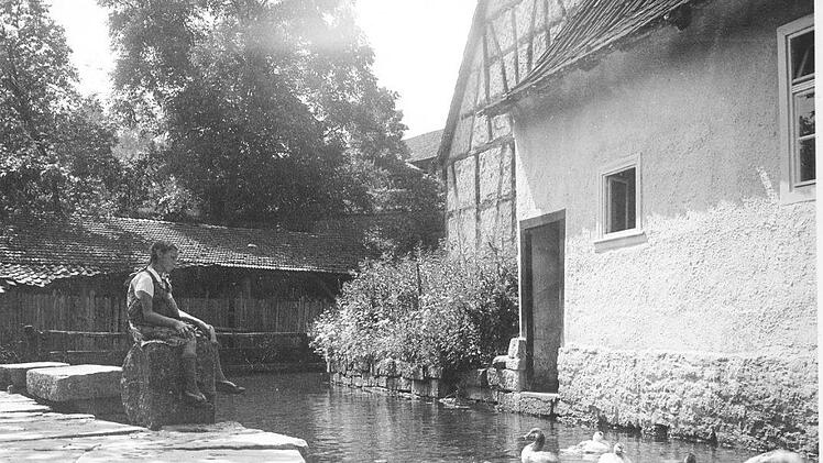 Eine Weth war früher der Platz im Dorf, an dem gewaschen oder die Pferde getränkt wurden. Oder aber der Storch hat hier die Neugeborenen abgeholt und nach Hause gebracht. Foto: Archiv Elmar Schmidt