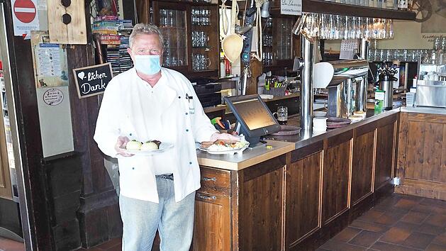 Nach und nach kommen die Besucher und damit Gäste wieder. Wilfried Droß, Wirt der Burgschänke, kann seine Gäste jetzt auch wieder im Lokal empfangen und verwöhnen. Einbahnstraßen-Schilder geben die Laufwege vor. Foto: Christoph Winter