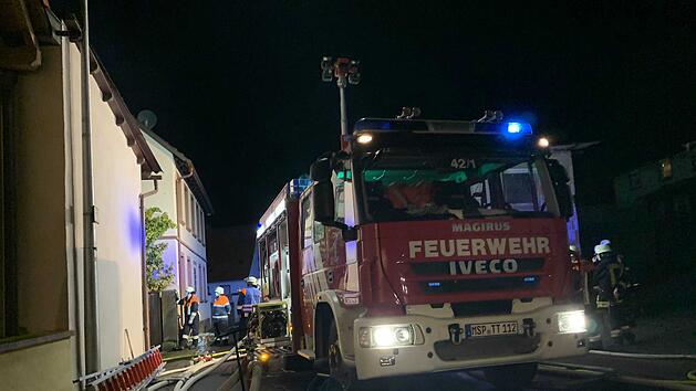 Dachstuhl im Vollbrand: Feuerwehr im Gro&szlig;einsatz
