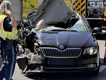 Tödlicher Verkehrsunfall: Auto kracht in Lastwagen