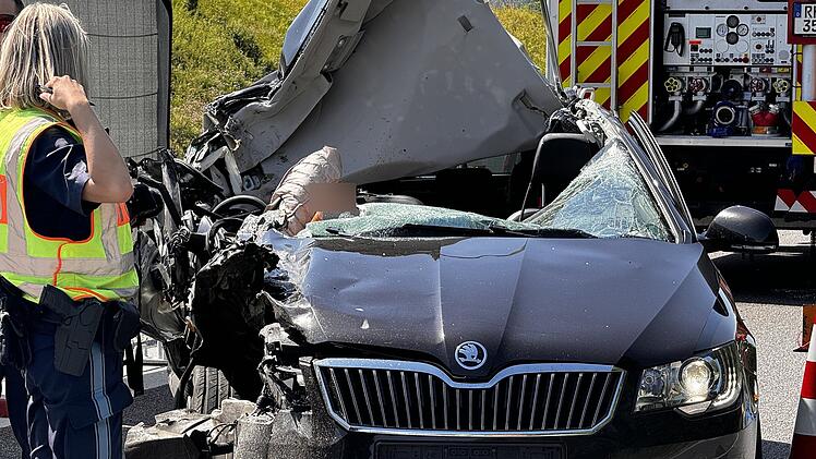 Tödlicher Verkehrsunfall: Auto kracht in Lastwagen