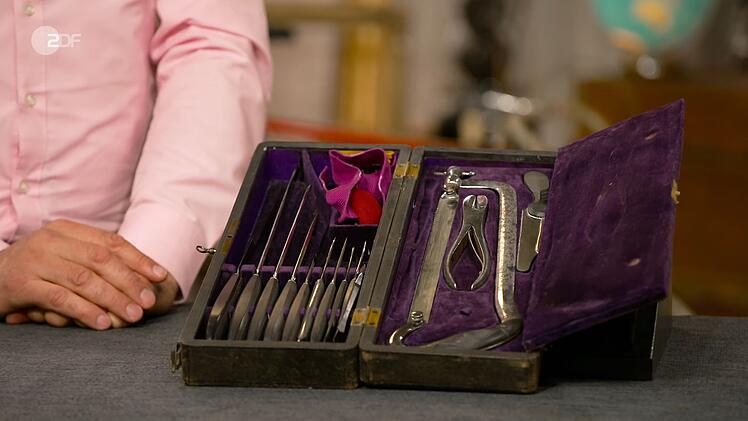 Messer, Skalpelle, Nadeln und sogar S&auml;gen - die edle Schatulle legte ein Chirurgenbesteck offen.