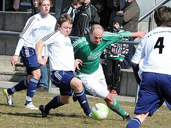 Schulter an Schulter: der Strahlunger Sebastian Hein (links) und Riedenbergs André Römmelt. Foto: Hopf