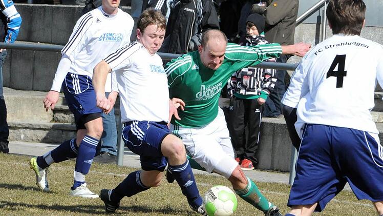 Schulter an Schulter: der Strahlunger Sebastian Hein (links) und Riedenbergs André Römmelt. Foto: Hopf