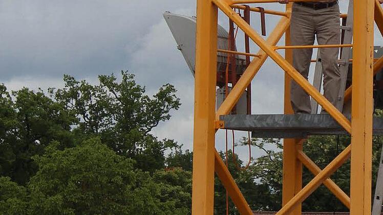 Schulleiter Lohneiß kletterte auf den Kran, um sich einmal von hoch oben einen Überblick über die Baustelle zu verschaffen.