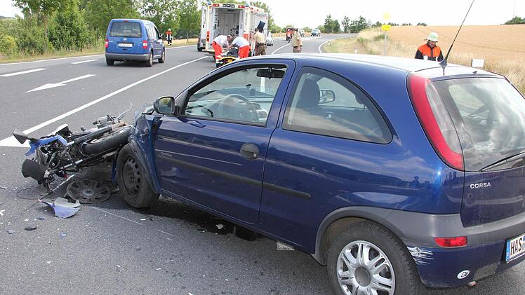 Die Unfallfahrzeuge auf dem Heubacher Kreuz; im Hintergrund bemühen sich die Rettungssanitäter um den schwer verletzten Motorradfahrer.