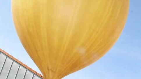 Patrick Halboth ist bereit, den Wetterballon steigen zu lassen.