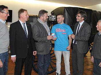 Der Geschäftsführer von Fahrzeugbau Hofmann, Peter Hofmann, Kreishandwerksmeister Günther Stenglein und HWK-Präsident Thomas Zimmer (von links) freuen sich über den Erfolg von Landessieger Konstantin Henkel ebenso wie Seniorchef Hermann Hofmann (rechts) und HWK-Hauptgeschäftsführer Thomas Koller. Foto: Jürgen Gärtner