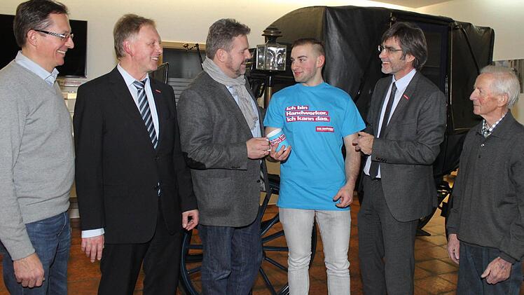 Der Geschäftsführer von Fahrzeugbau Hofmann, Peter Hofmann, Kreishandwerksmeister Günther Stenglein und HWK-Präsident Thomas Zimmer (von links) freuen sich über den Erfolg von Landessieger Konstantin Henkel ebenso wie Seniorchef Hermann Hofmann (rechts) und HWK-Hauptgeschäftsführer Thomas Koller. Foto: Jürgen Gärtner