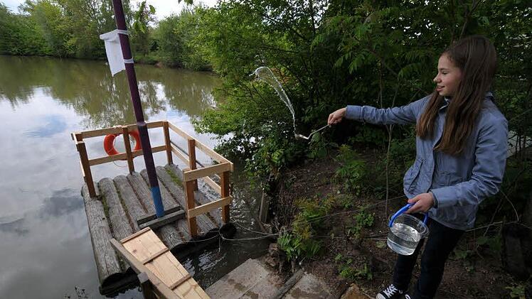 Celia durfte das Floß taufen
