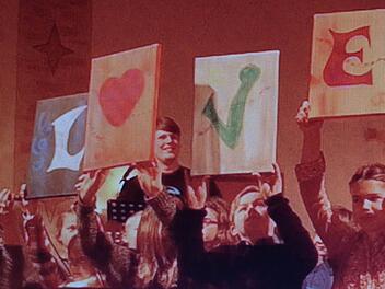 "Where Is The Love" und "One World" schallte es durch die prall gefüllte Brückenauer Friedenskirche. Die Musikschüler um Birgit Frech legten zum krönenden Abschluss ihres öffentlichen Schülerkonzertes einen "Weihnachtsrap" auf (von links): Birgit Frech, Kim Hesse, Selina Behling, Valentin Hirschler (hinten), Philipp Umkehr, Emmeli Appel, Marie Julius und Antina Stahl. Die Buchstaben gestaltete Michaela Appel. Foto: Musikschule