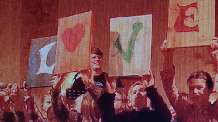 "Where Is The Love" und "One World" schallte es durch die prall gefüllte Brückenauer Friedenskirche. Die Musikschüler um Birgit Frech legten zum krönenden Abschluss ihres öffentlichen Schülerkonzertes einen "Weihnachtsrap" auf (von links): Birgit Frech, Kim Hesse, Selina Behling, Valentin Hirschler (hinten), Philipp Umkehr, Emmeli Appel, Marie Julius und Antina Stahl. Die Buchstaben gestaltete Michaela Appel. Foto: Musikschule