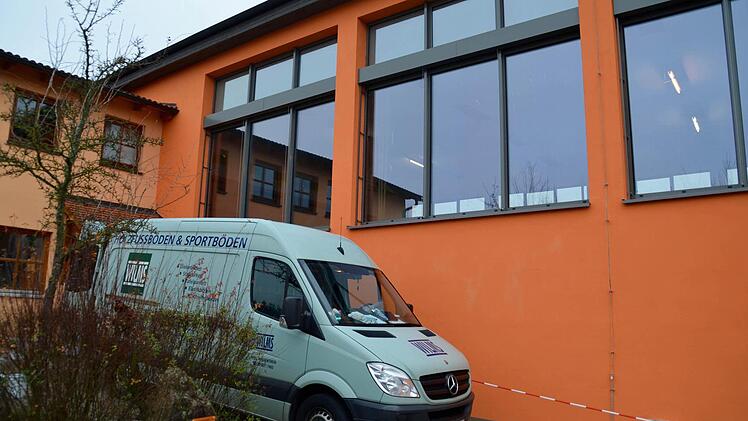 Außenansicht hinter der Halle: Die neuen großen Fenster lassen jetzt ausreichend Tageslicht nach Innen. Foto: Kathrin Kupka-Hahn