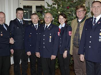 Kreisbrandinspektor Thomas Eyrich (links) gratulierte dem neuen Vorstand und den geehrten Langjährigen der Untererthaler Wehr (von links) Andreas Heilmann, Robert Gerlach, Elmar Rüger, Julia Schäfer, Hans-Georg Kess und Gerhard Beck.  Foto: Winfried Ehling