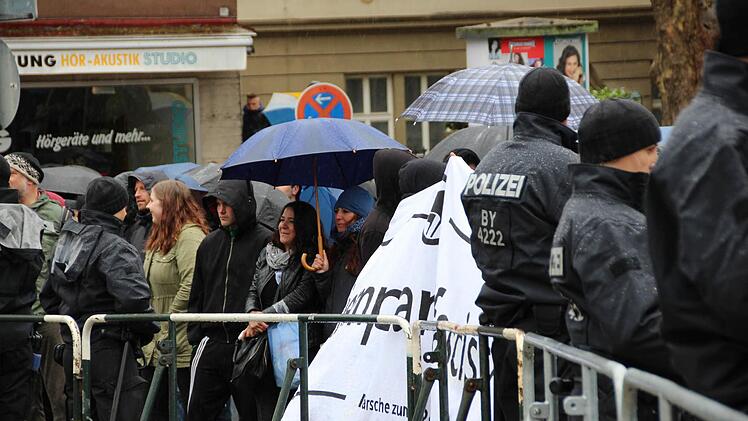 200 Gegendemonstranten versammelten sich direkt am von der Polizei abgesperrten Theaterplatz. Foto: Benedikt Borst