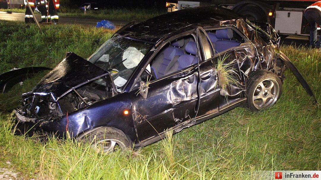 Pkw landet nach Überschlag auf Dach - Insassen kamen mit leichten Verletzungen davon