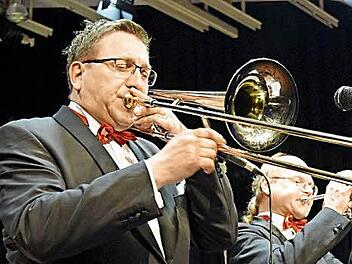 Joe Wulf und die Gentlemen of Swing - mal klassisch, mal modern. Das Konzept, zusammen mit heimischen Vereinen aufzutreten, ging auf. Das Publikum war begeistert.