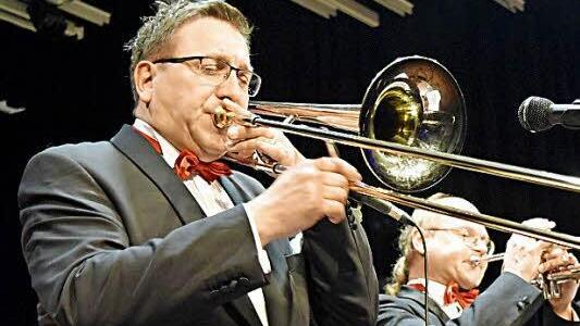 Joe Wulf und die Gentlemen of Swing - mal klassisch, mal modern. Das Konzept, zusammen mit heimischen Vereinen aufzutreten, ging auf. Das Publikum war begeistert.