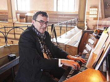 Kirchenmusikdirektor (KMD) Jörg Wöltche spielt zum 500. Reformationsjubiläum Vertonungen des bekannten Luther-Chorals. Foto: Petr Chamrád