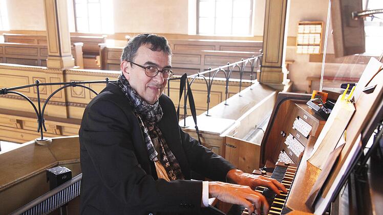 Kirchenmusikdirektor (KMD) Jörg Wöltche spielt zum 500. Reformationsjubiläum Vertonungen des bekannten Luther-Chorals. Foto: Petr Chamrád