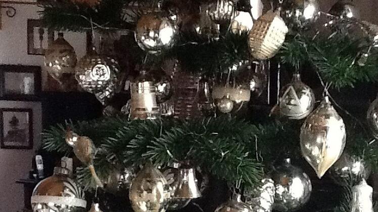 Der nostalgische Christbaum von Katharina Leuchsner aus Trosdorf. Sie schreibt: "Mein Mann hat mir in 30 Jahren, immer vom Flohmarkt alte Kugeln und anderen Behang von früher mit gebracht."