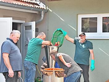 An der Saftpresse (von links): Holger Herbold, Steffen Kandler, Wolfgang Schor und Heinz Rumpel.
