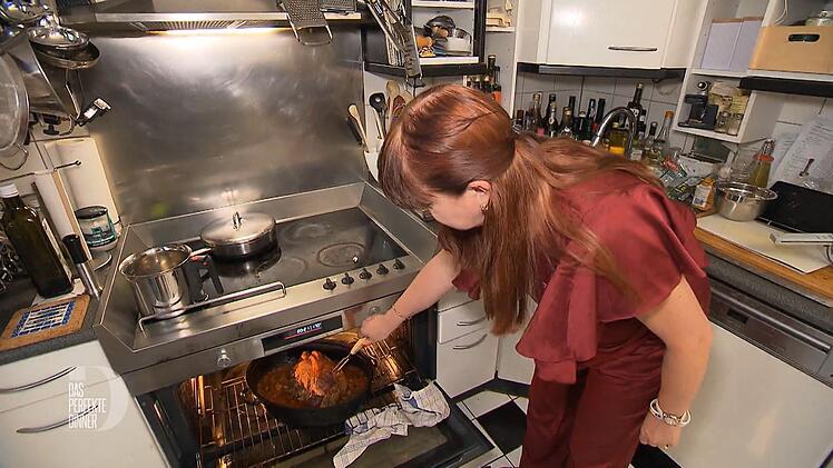 Der Braten scheint perfekt zu sein, denkt Carola zumindest vor dem Anschneiden.