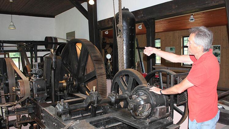 Reinhold Pfülb im historischen Pumpenraum des Luitpoldsprudels. Fotos: Thomas Mäuser