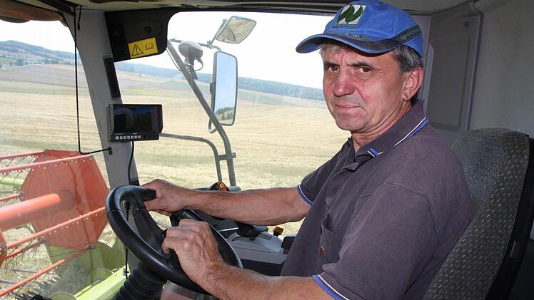 Bio-Landwirt Günter Neder aus Ramsthal erntete am Samstag direkt neben seinem Aussiedler-Hof Roggen-Saatgut. Fotos: Ralf Ruppert