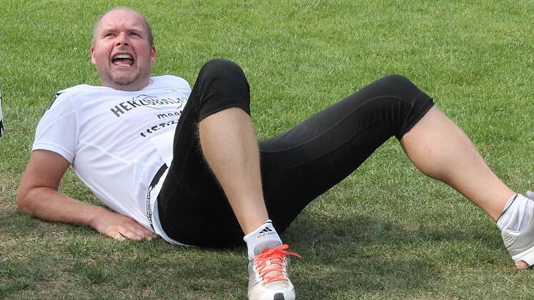 Fix und fertig: Olaf Kaddatz-Daßler musste sich nach einem schmerzhaften Triathlon erst einmal setzen.