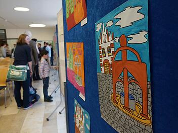 Bis zu den Pfingstferien sind die Bilder und Bastelarbeiten in der Mittelschule zu sehen. Foto: Arkadius Guzy