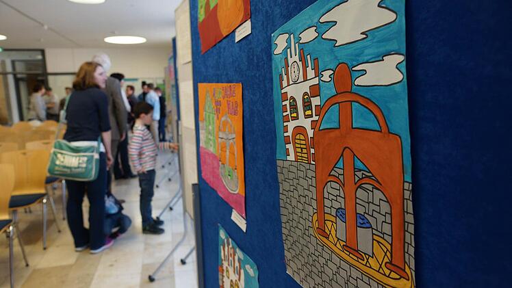 Bis zu den Pfingstferien sind die Bilder und Bastelarbeiten in der Mittelschule zu sehen. Foto: Arkadius Guzy