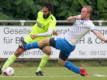 Jakob Karches (rechts) ist zwar neu im Trainergeschäft, hat mit dem FC Herzogenaurach bisher aber kaum Lehrgeld zahlen müssen. Trotzdem sieht er noch viel Entwicklungspotenzial im Team. Foto: herzopress/Archiv