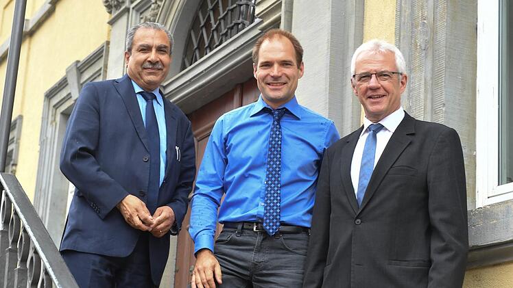 Marc Heinz mit den beiden Vorsitzenden des Stadtmarketingvereins, Hachem Farmand (links) und Bürgermeister Günther Werner (rechts), vor dem Rathaus