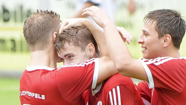 Gro&szlig;e Freude beim FC Lichtenfels nach dem Traumtor von Maximilian Pfadenhauer (Mitte) gegen den SC Schwabach. Auf den FCL wartet mit der SpVgg Erlangen der n&auml;chste Gegner aus Mittelfranken. Foto: Czepera