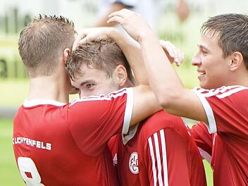 Gro&szlig;e Freude beim FC Lichtenfels nach dem Traumtor von Maximilian Pfadenhauer (Mitte) gegen den SC Schwabach. Auf den FCL wartet mit der SpVgg Erlangen der n&auml;chste Gegner aus Mittelfranken. Foto: Czepera