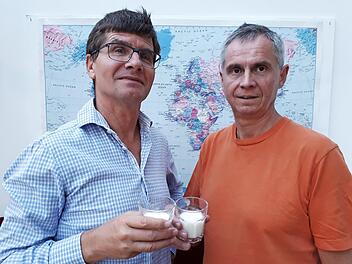 Mäc Härder und Martin Becher stoßen mit Müller-Milch an. Foto: pr