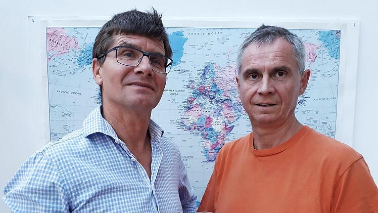 Mäc Härder und Martin Becher stoßen mit Müller-Milch an. Foto: pr