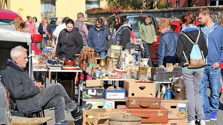 Beim Flohmarkt gab es wirklich so gut wie alles zu kaufen, von gebrauchter Kleidung über Porzellan bis zu Büchern und Zeitschriften. Foto: Dieter Britz