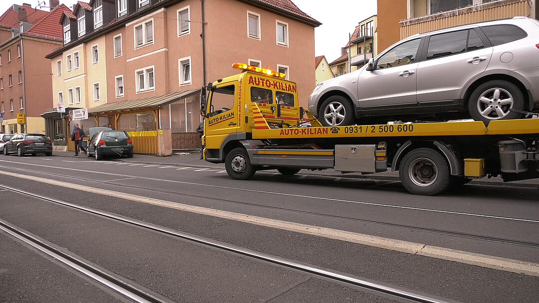 Rentnerin versuchte einzuparken: Schwerer Unfall in Würzburg