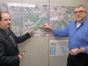Die Pläne sind da, der Zeitplan noch nicht: Jens Laußman (links) und Günter Engelhardt sind überzeugt davon, dass die Bagger für den Neubau der Staatsstraße 2205 zwischen Coburg und Wiesenfeld im kommenden Jahr anrollen werden.Berthold Köhler