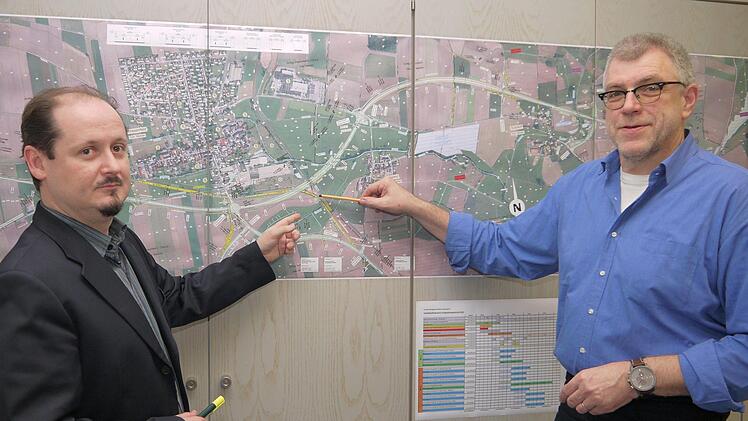 Die Pläne sind da, der Zeitplan noch nicht: Jens Laußman (links) und Günter Engelhardt sind überzeugt davon, dass die Bagger für den Neubau der Staatsstraße 2205 zwischen Coburg und Wiesenfeld im kommenden Jahr anrollen werden.Berthold Köhler