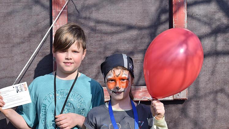 Lukas, elf Jahre alt, und Emily, acht Jahre alt, freuen sich schon darauf, ihren Luftballon ins Rennen zu schicken. Foto: Daniela Pondelicek