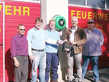 Bei der Übergabe waren dabei (von links) Benno Ruhs, die Geschäftsführer Thomas Apel und David Reinhold, Bürgermeister Timo Ehrhardt und Stadtrat David Martin  Foto: Heike Schülein