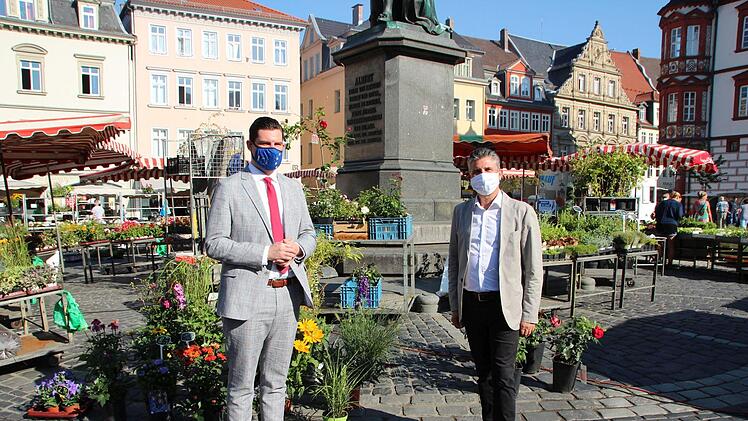 OB Dominik Sauerteig (links) mit Thomas Egger auf dem Coburger WochenmarktOliver Schmidt